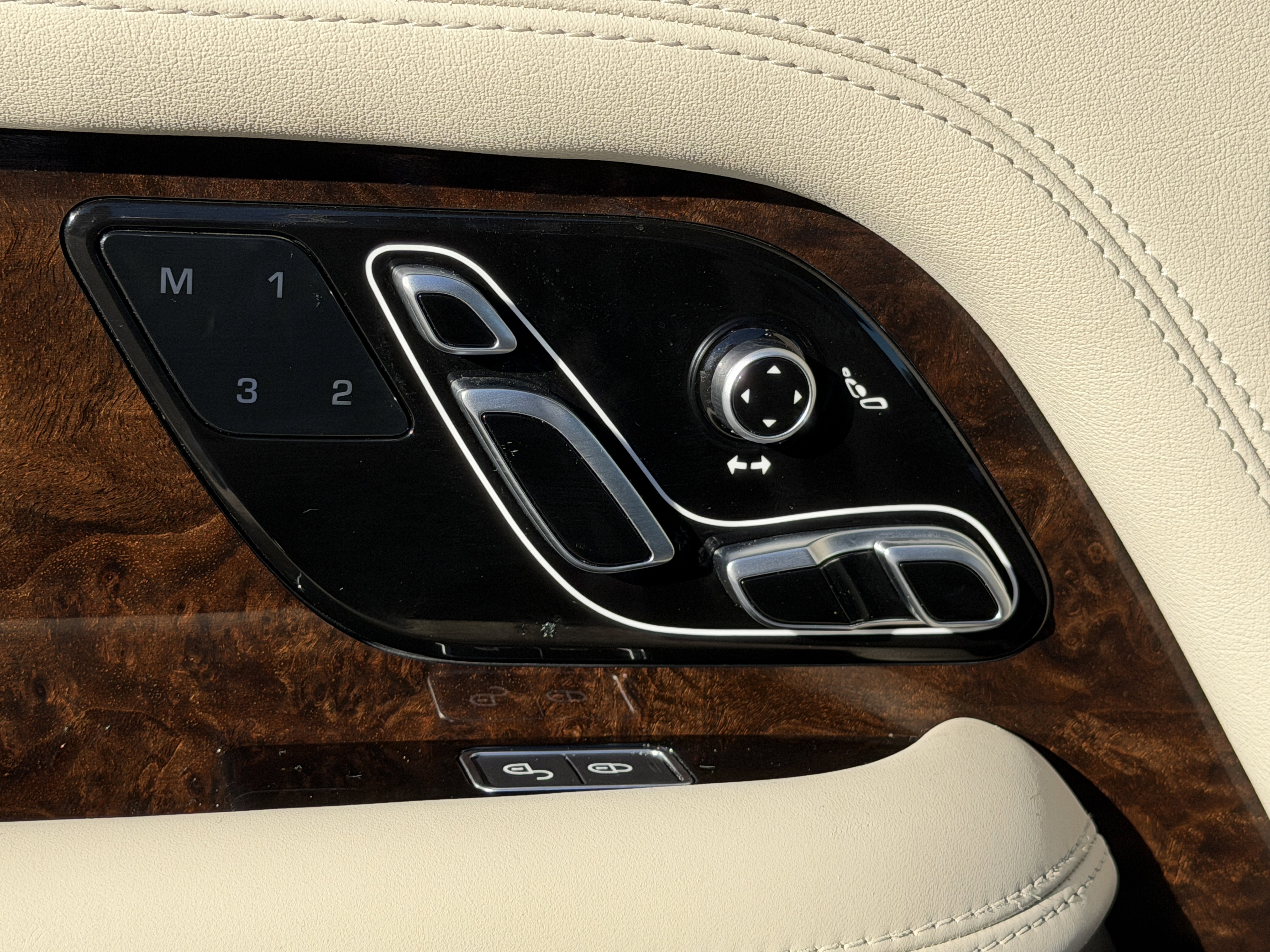 Used 2020 Land Rover Range Rover HSE image 18