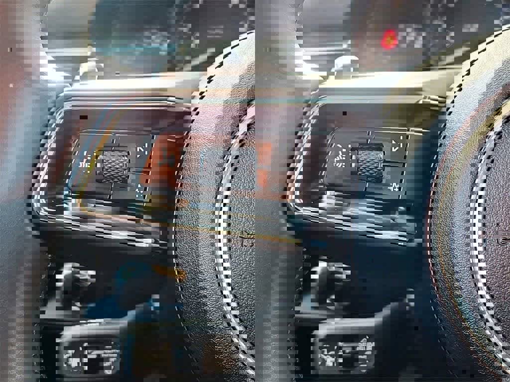 Certified 2025 Porsche Macan image 30