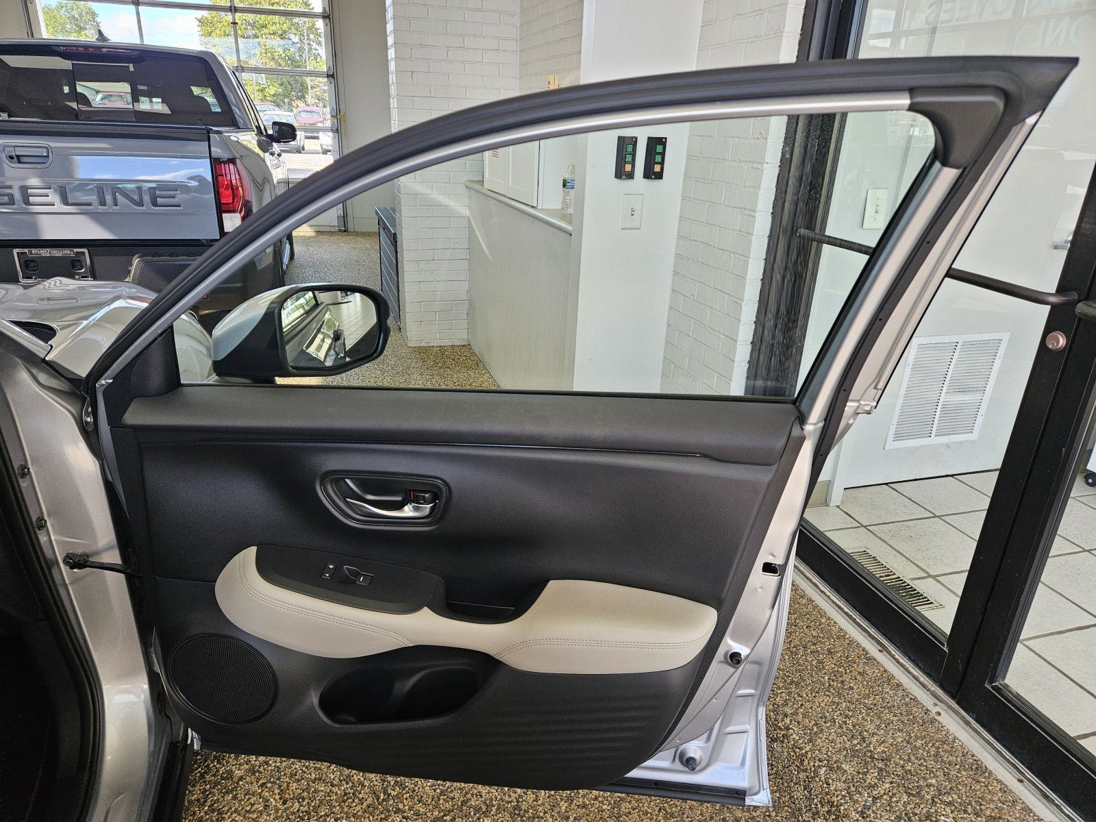 Used 2025 Honda HR-V LX image 14