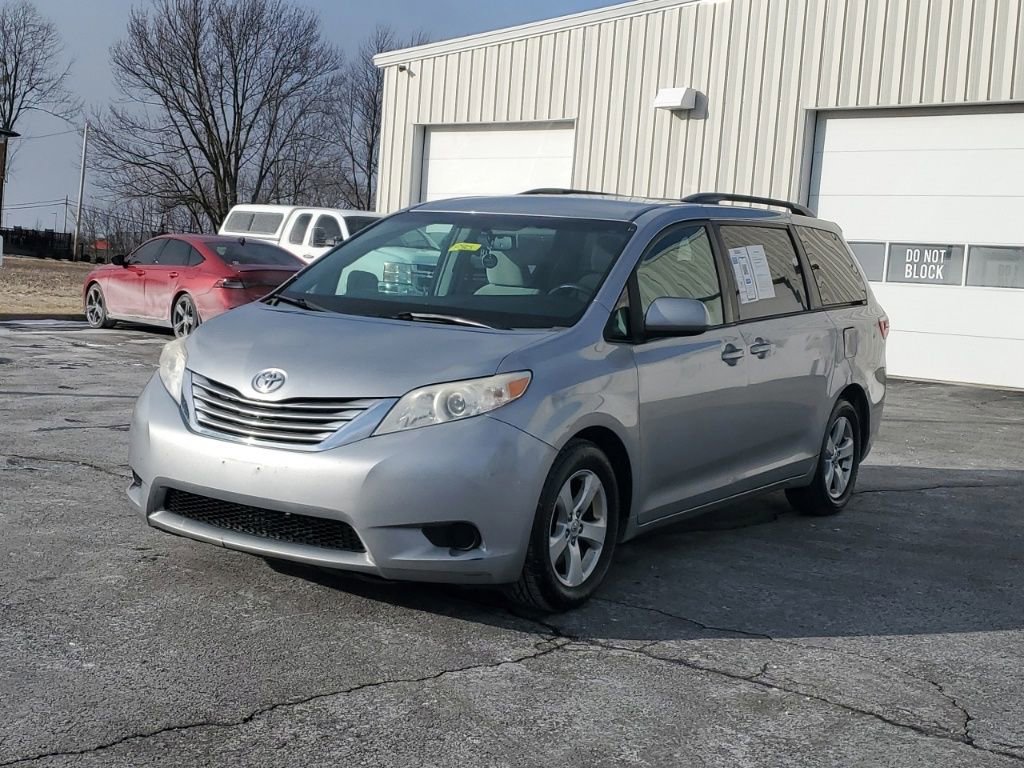 Used 2015 Toyota Sienna LE image 3