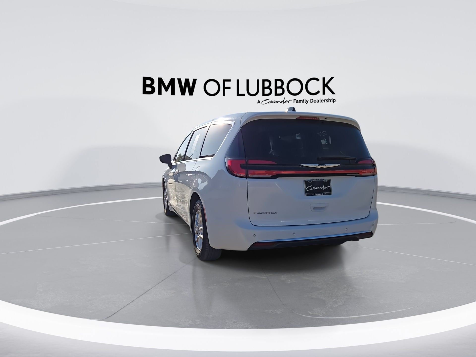 Used 2024 Chrysler Pacifica Touring-L FWD image 7