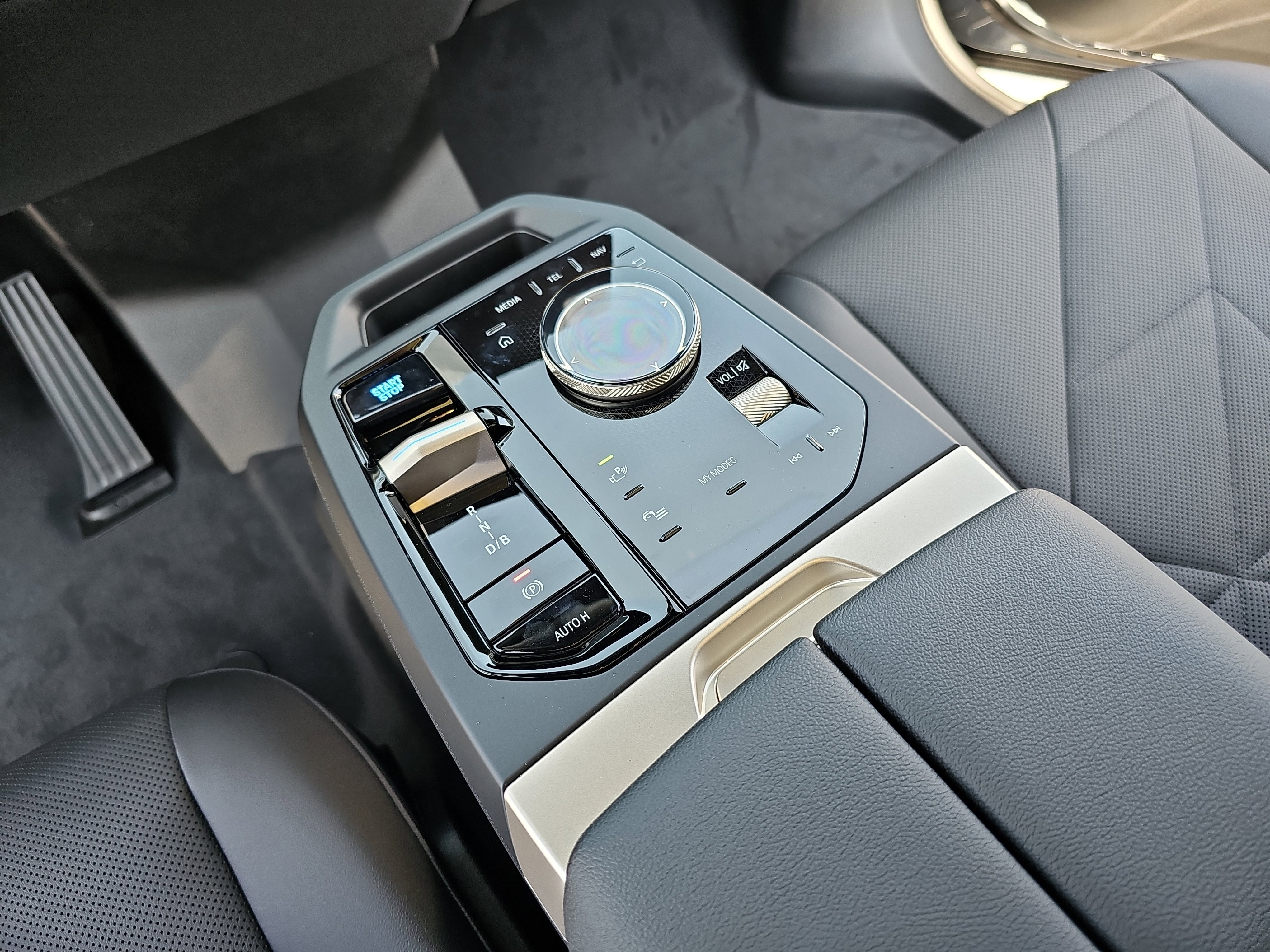 New 2026 BMW iX xDrive60 w/ Premium Package image 25