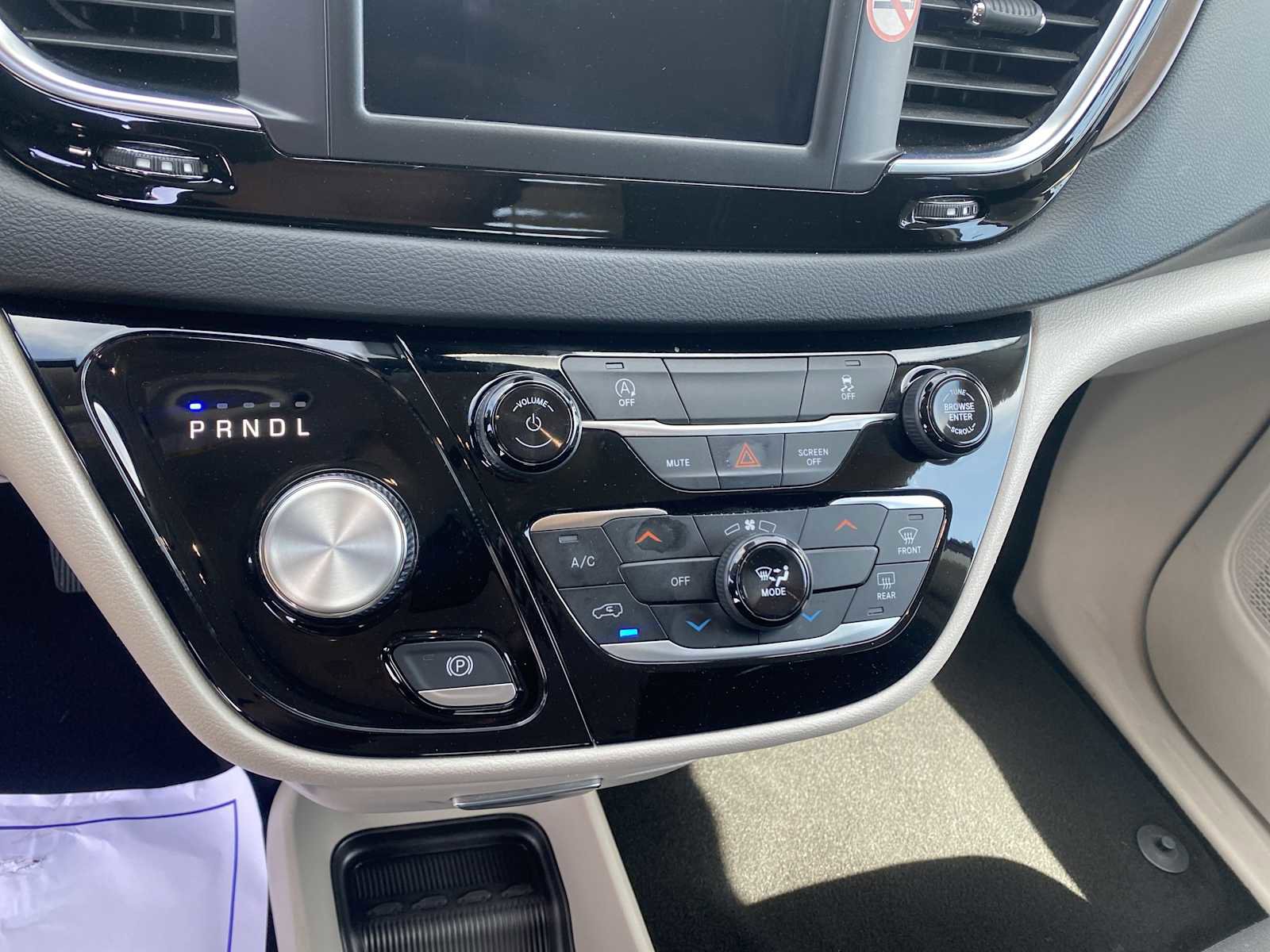 Used 2023 Chrysler Voyager LX image 18