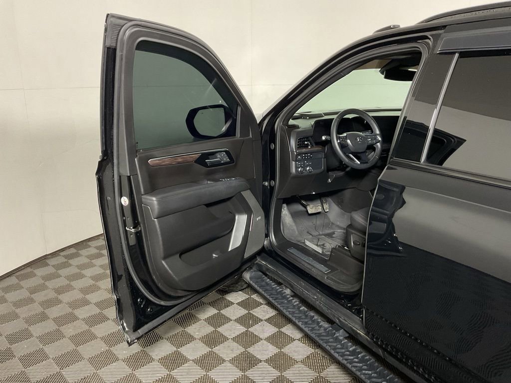 Used 2025 Chevrolet Tahoe Z71 w/ Comfort Package image 18