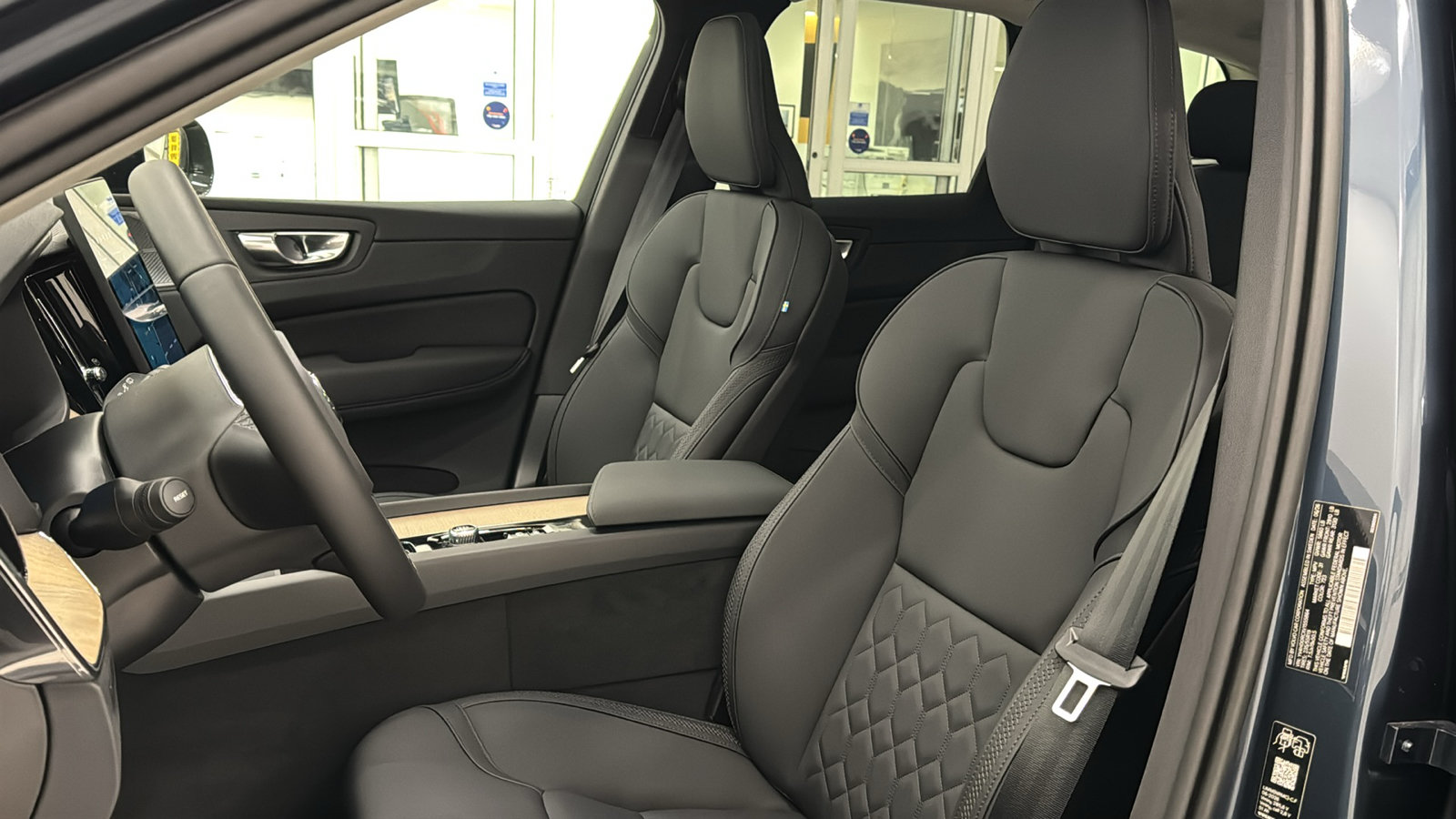 New 2027 Volvo XC60 T8 Plus AWD/4WD image 23