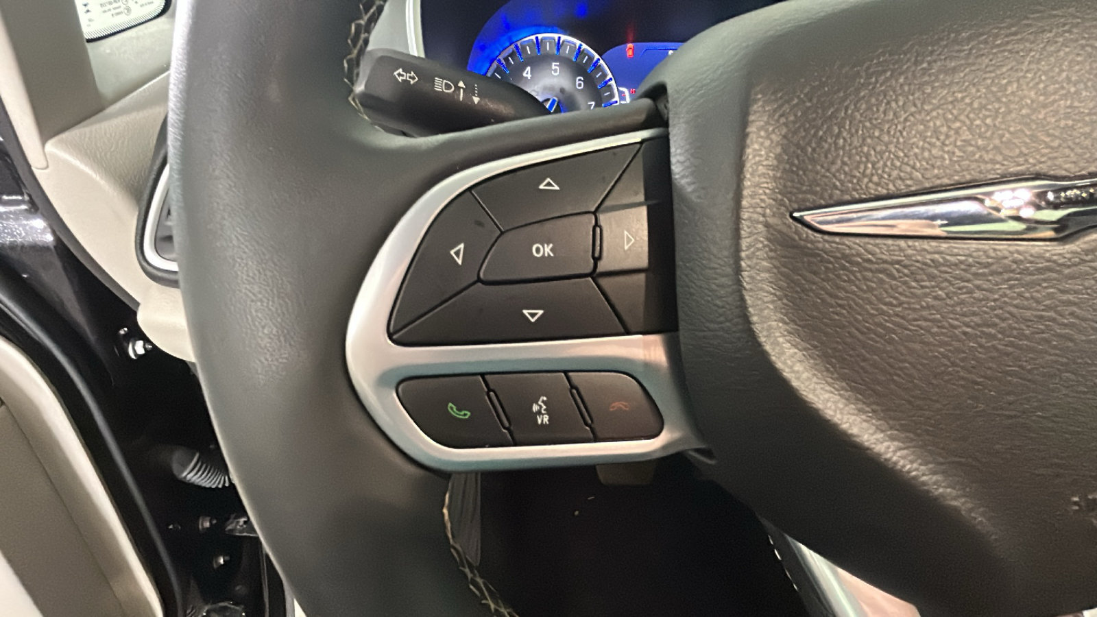 Used 2024 Chrysler Pacifica Touring-L FWD image 18