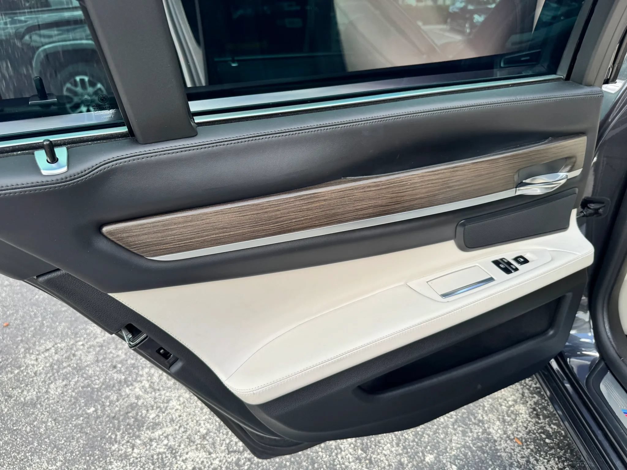 Used 2015 BMW 750i RWD image 37