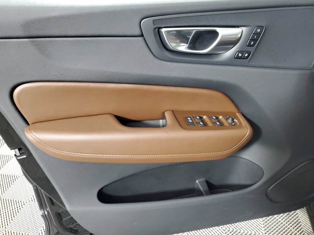 Certified 2025 Volvo XC60 B5 Plus image 21