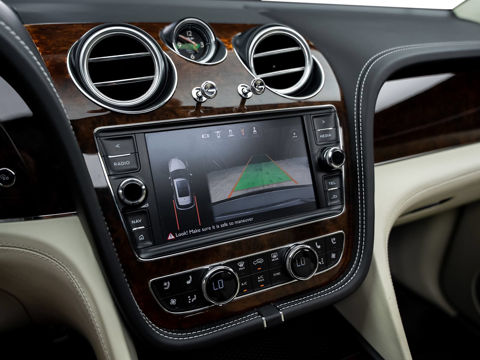 Used 2018 Bentley Bentayga AWD/4WD image 47