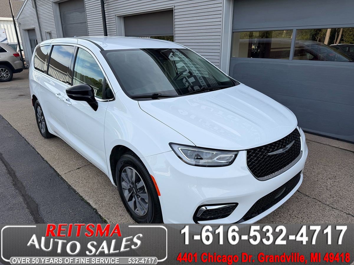 Used 2024 Chrysler Pacifica Limited FWD image 1