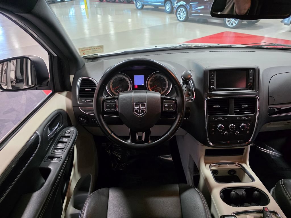 Used 2020 Dodge Grand Caravan SXT w/ Rear Park Assist Package FWD image 15