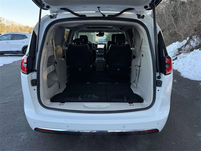 Used 2023 Chrysler Pacifica Limited image 12