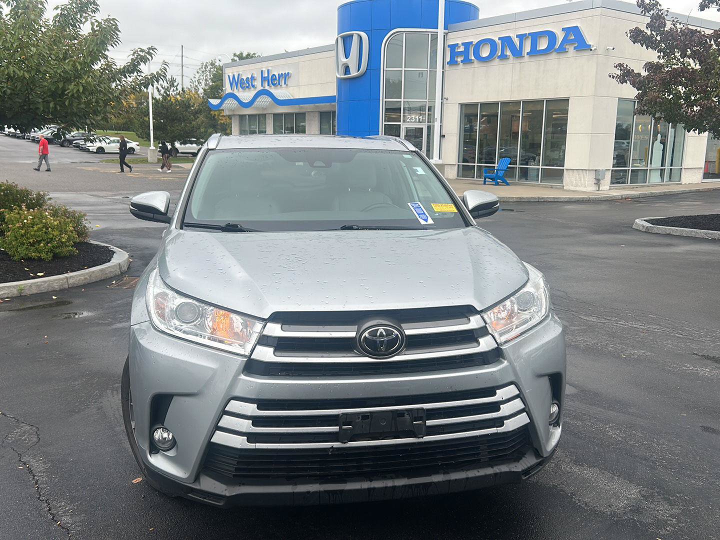 Used 2019 Toyota Highlander XLE AWD/4WD image 2
