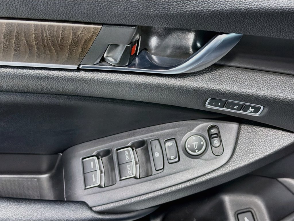 Used 2018 Honda Accord Touring image 18