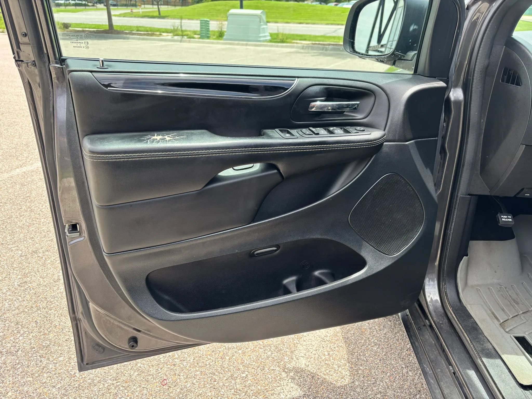 Used 2018 Dodge Grand Caravan SXT w/ Blacktop Package FWD image 18