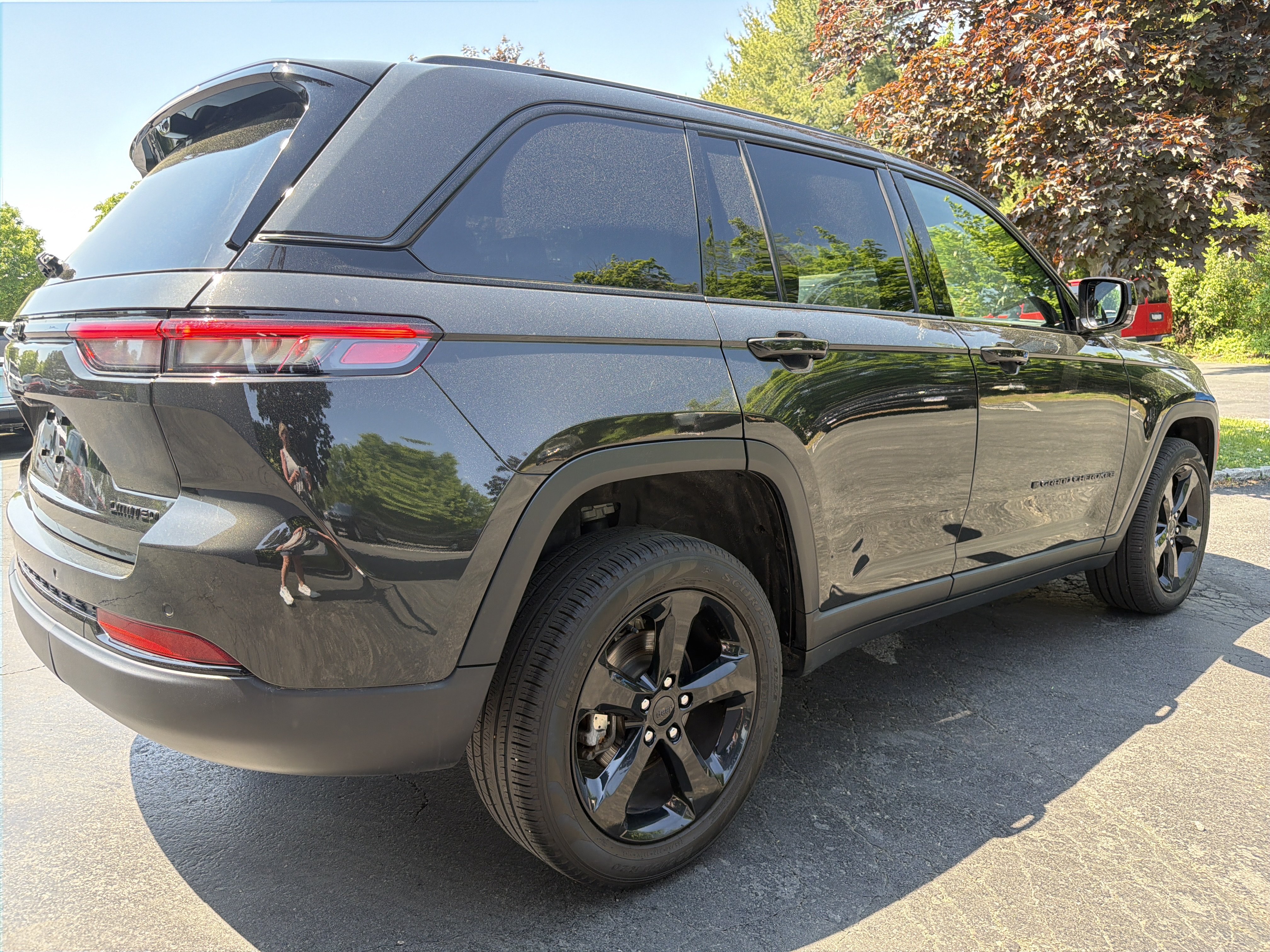 Certified 2024 Jeep Grand Cherokee Limited w/ Luxury Tech Group II AWD/4WD image 8