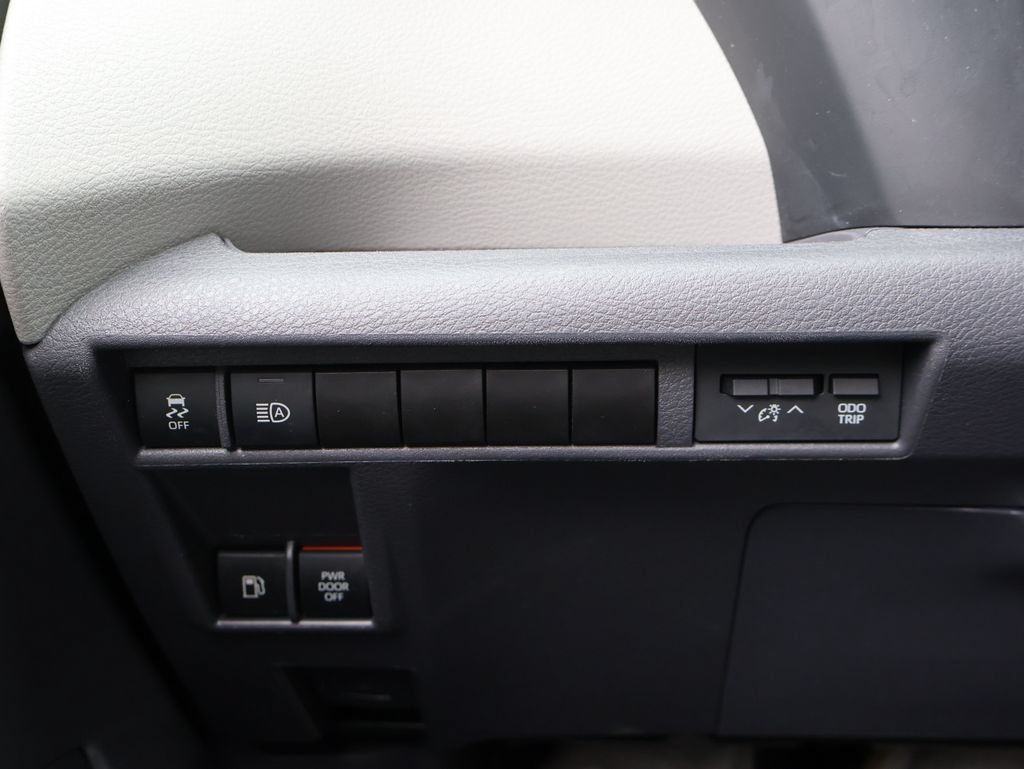Used 2024 Toyota Sienna LE FWD image 29