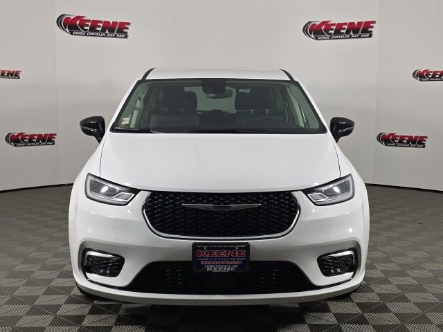 Used 2024 Chrysler Pacifica Touring-L image 4