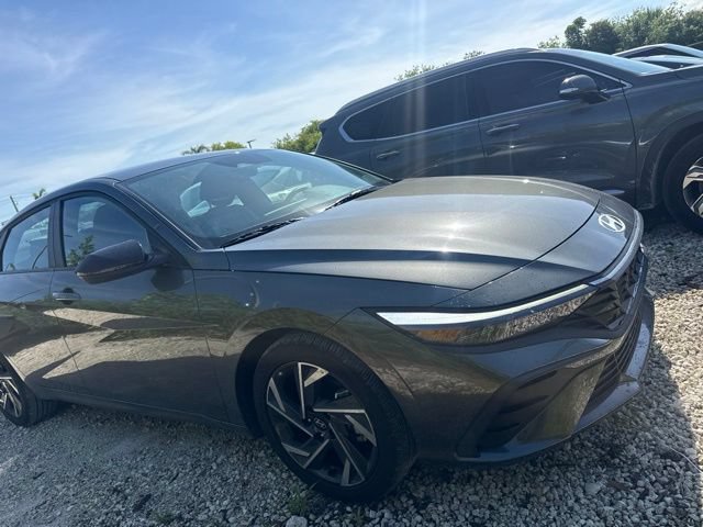 Used 2025 Hyundai Elantra Sport FWD image 4
