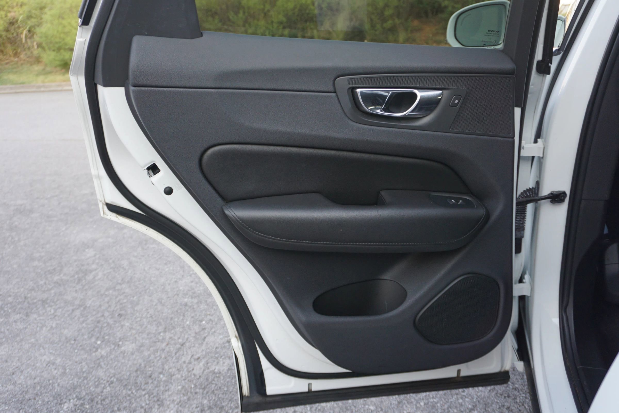 Used 2019 Volvo XC60 T5 Momentum w/ Multimedia Package image 18