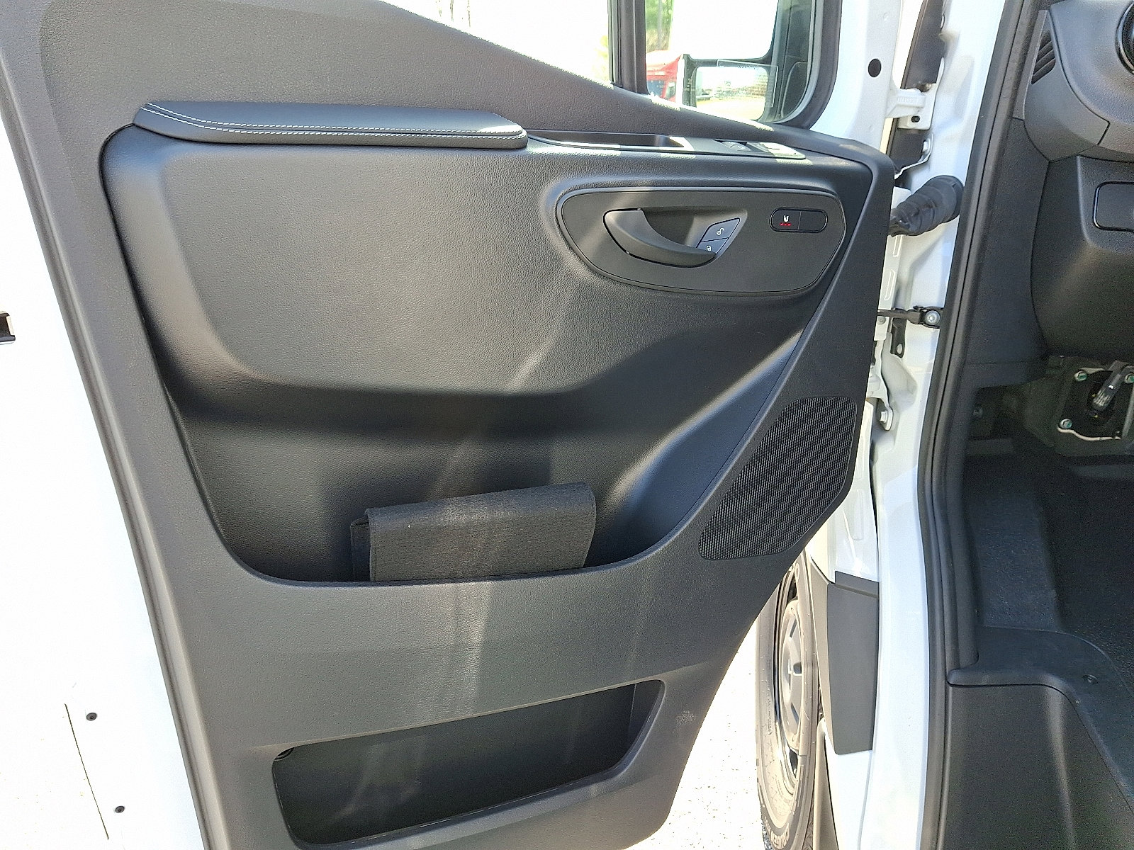 Used 2024 Mercedes-Benz Sprinter 2500 image 11