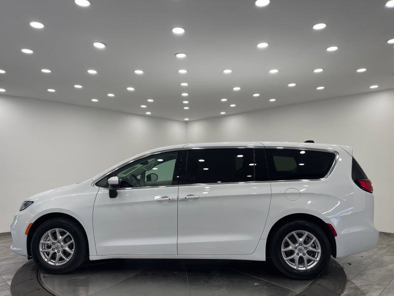 Used 2023 Chrysler Pacifica Touring-L image 4