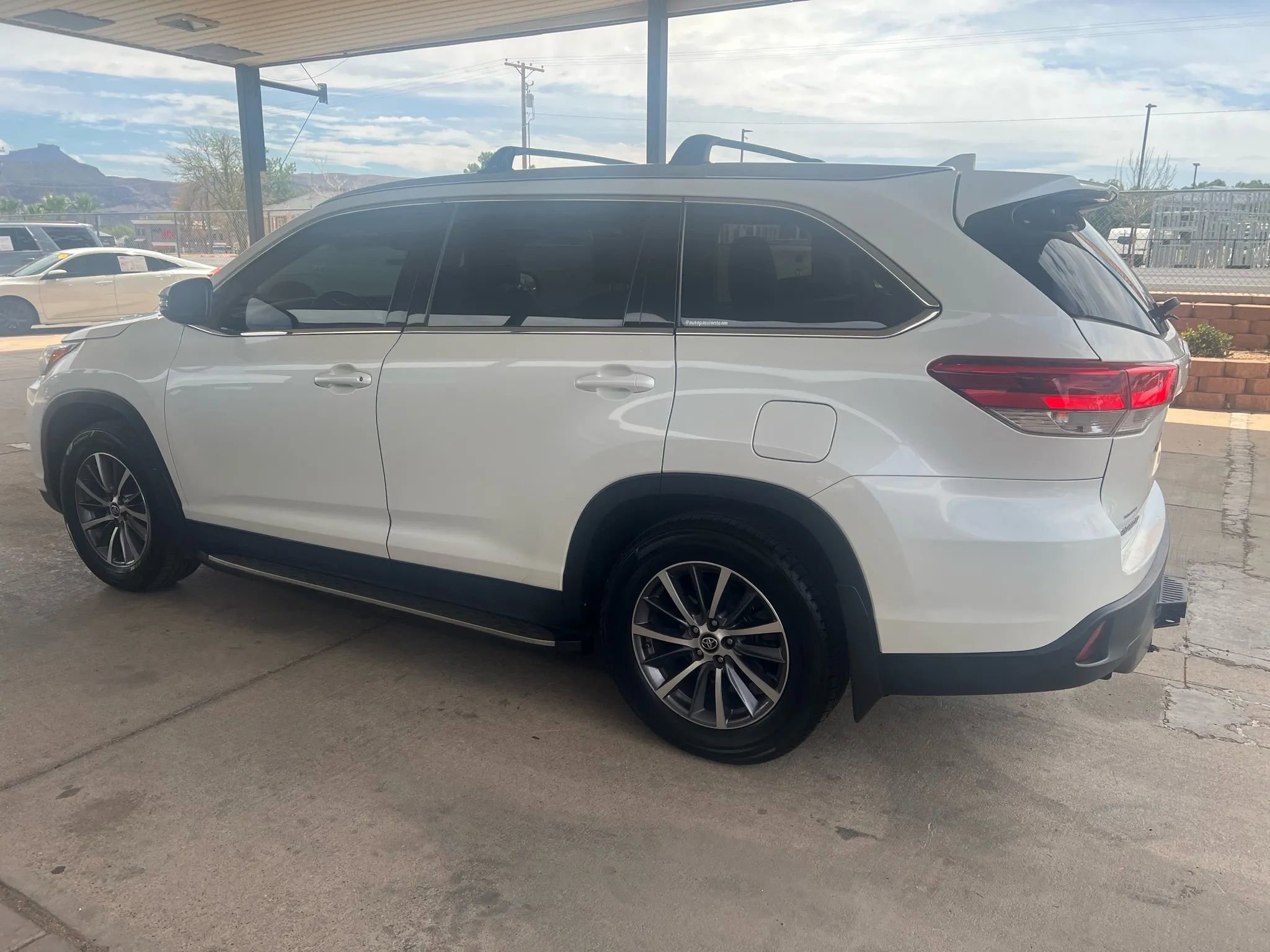 Used 2019 Toyota Highlander SE image 7