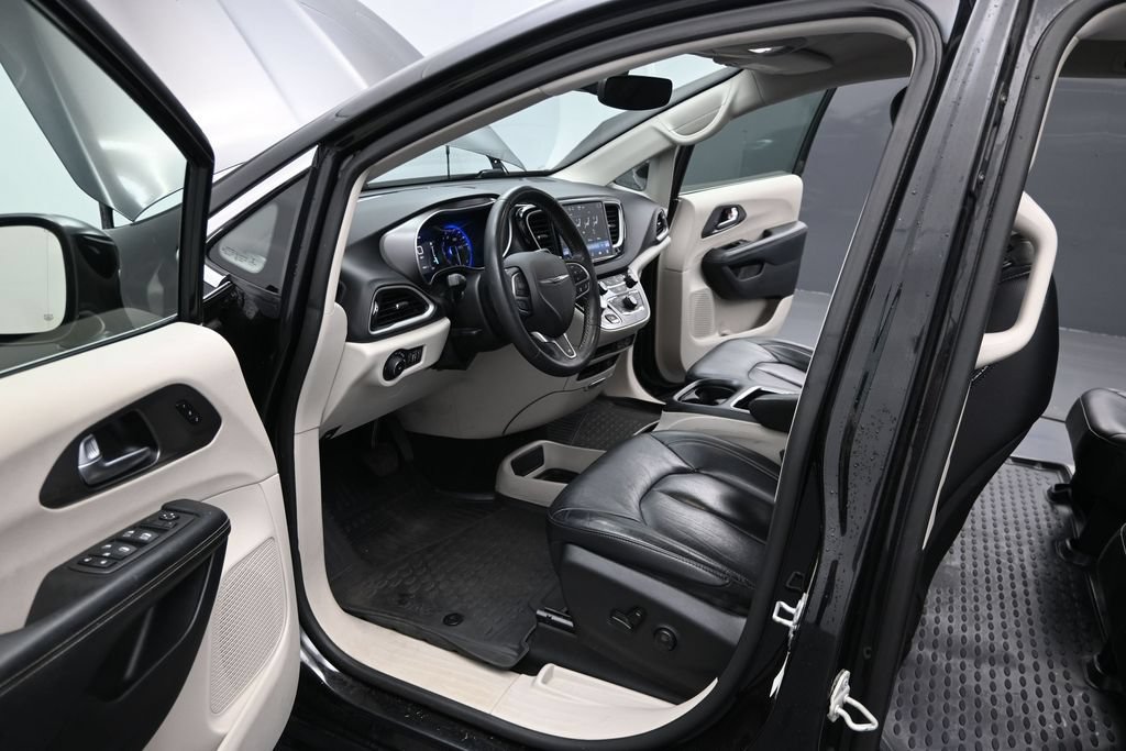Used 2022 Chrysler Pacifica Touring-L FWD image 16