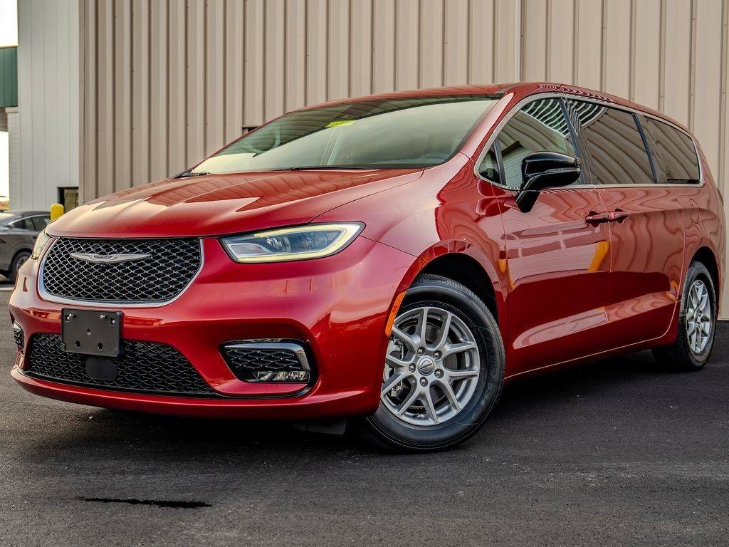 Used 2024 Chrysler Pacifica Touring-L FWD image 5