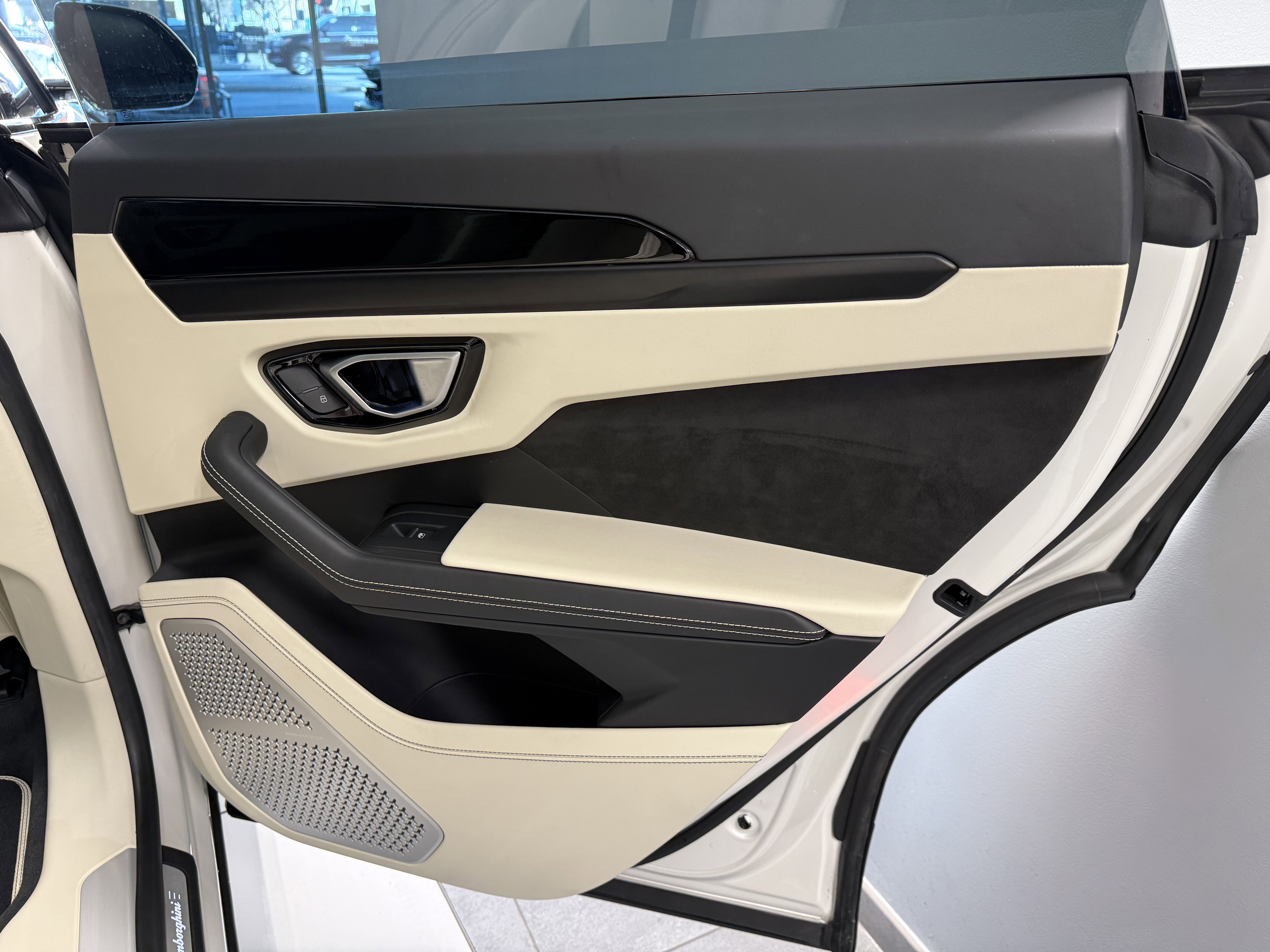 Used 2022 Lamborghini Urus image 32