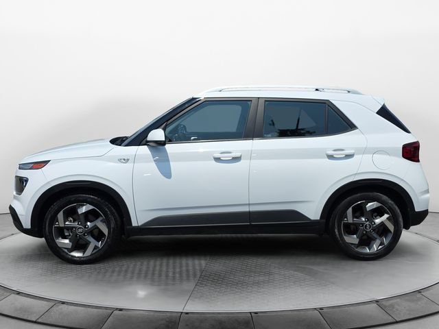 Used 2022 Hyundai Venue SEL FWD image 2