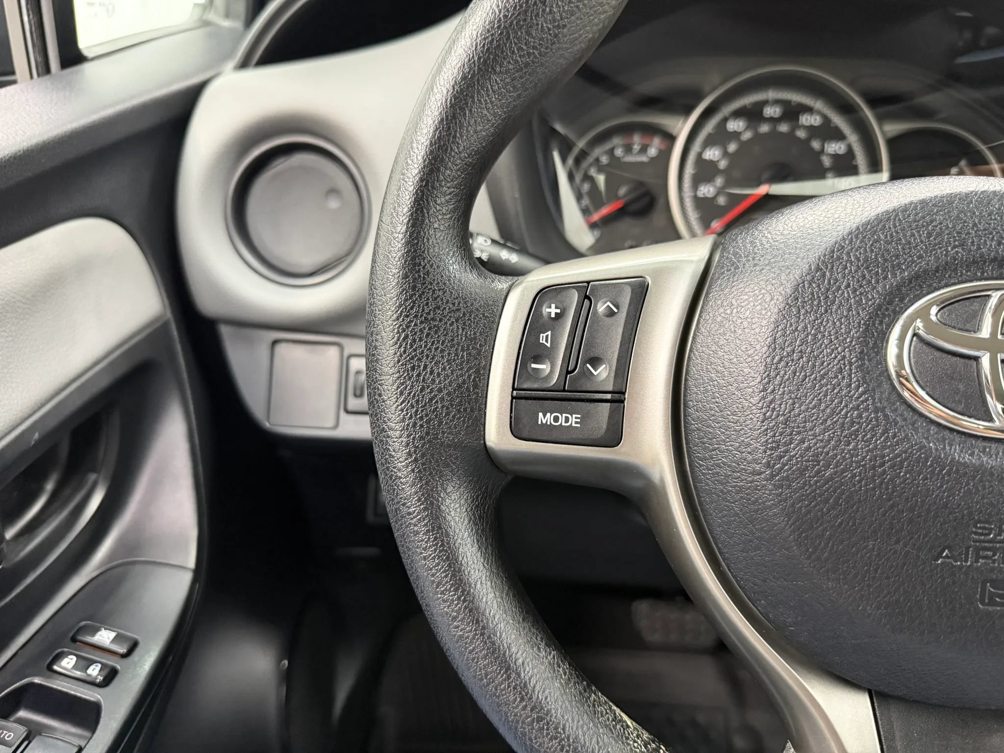 Used 2017 Toyota Yaris L FWD image 28