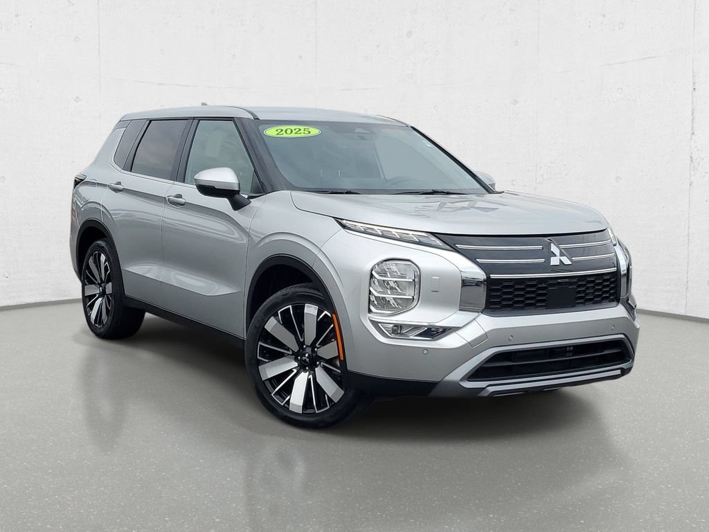 Used 2025 Mitsubishi Outlander SE AWD/4WD image 2