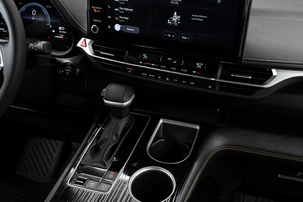 Used 2025 Toyota Sienna XLE Woodland Edition image 27