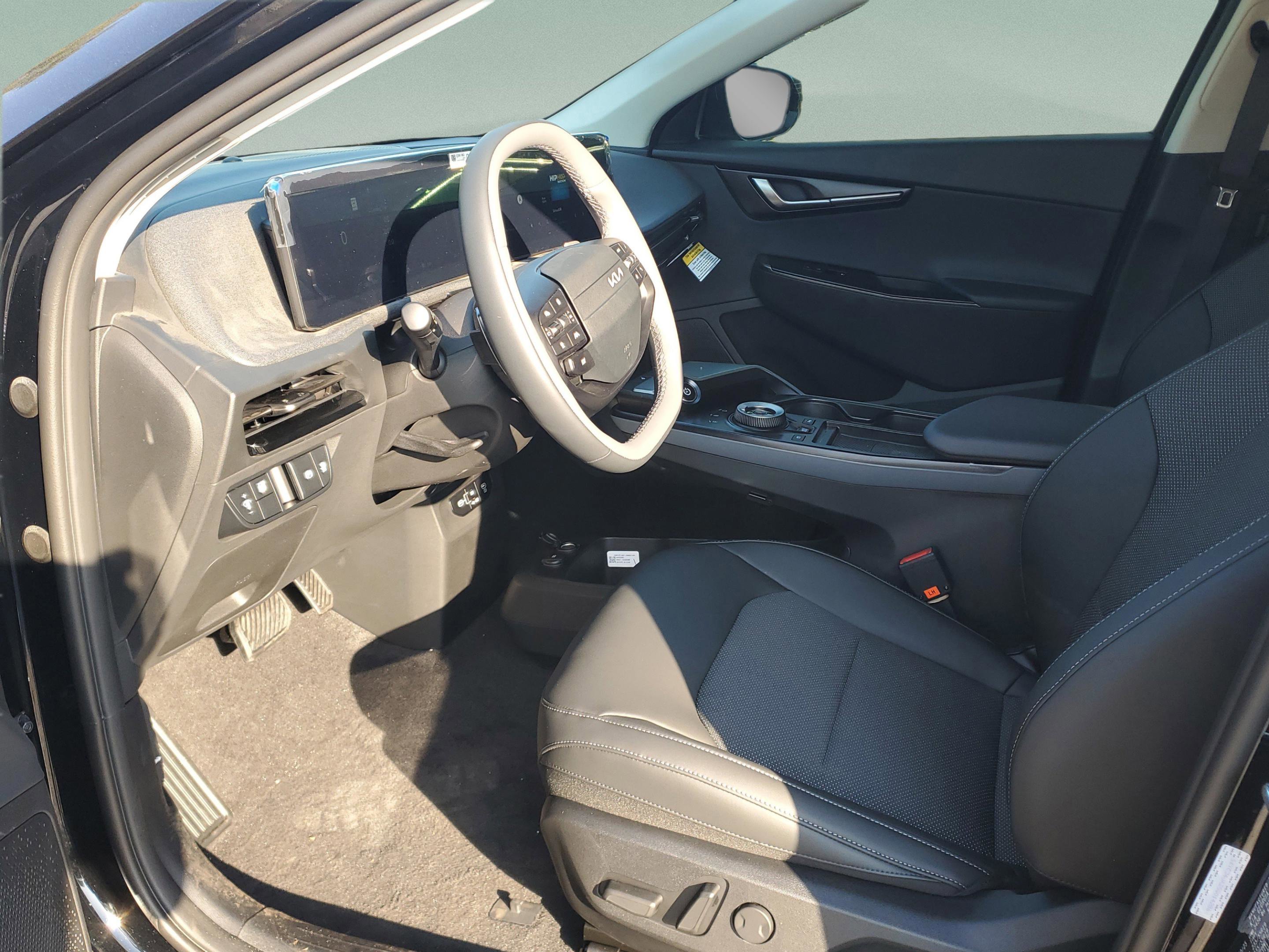 New 2025 Kia EV6 Light w/ Light LR Technology Package image 18