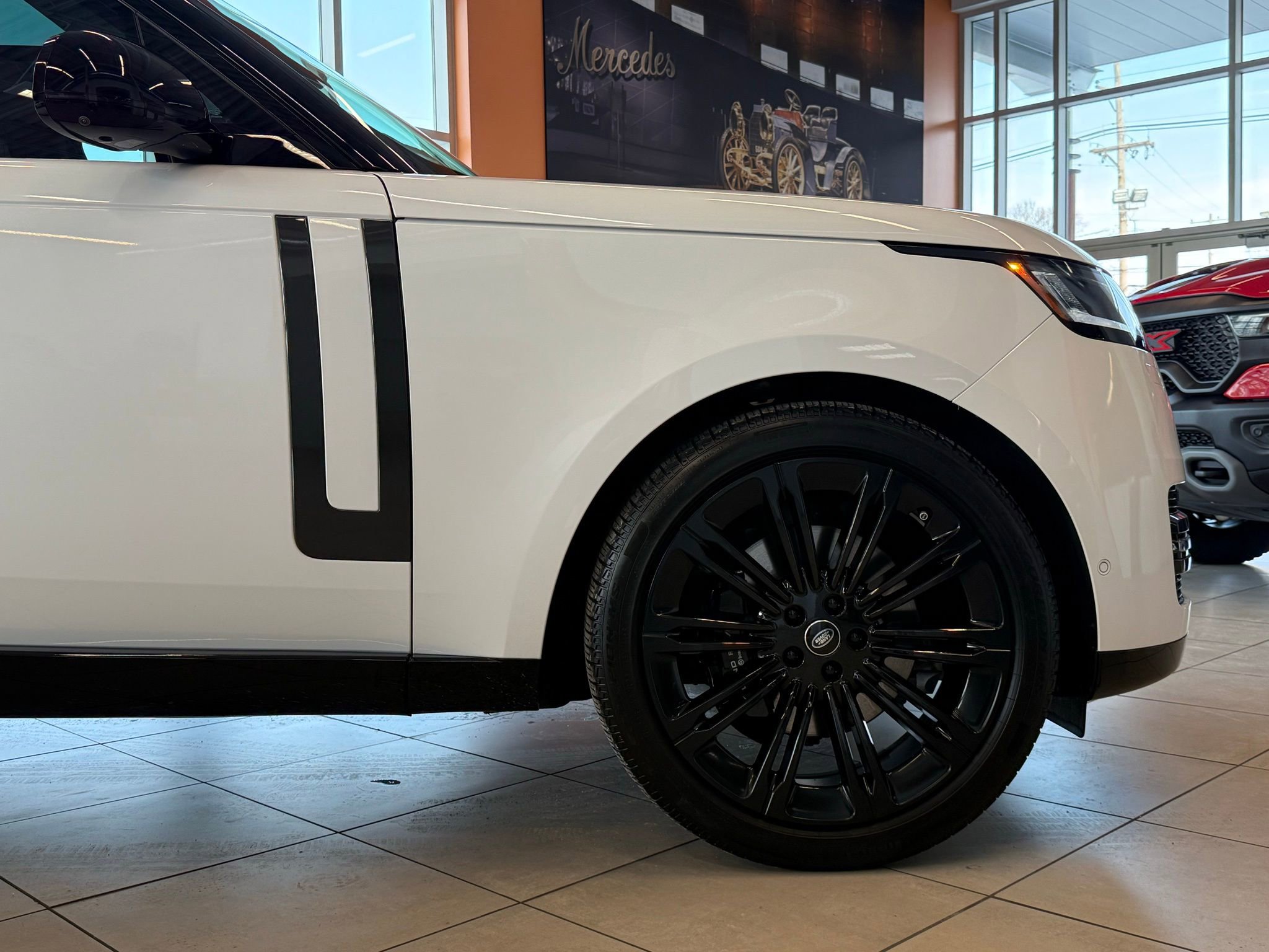 Used 2025 Land Rover Range Rover SE image 9