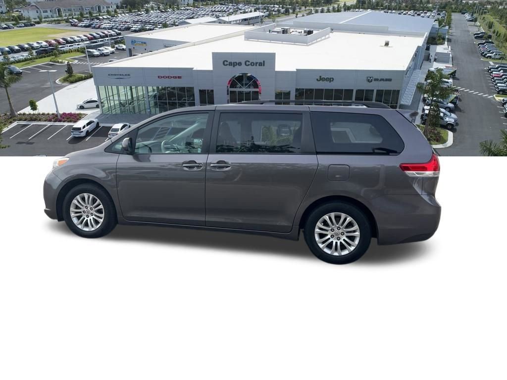 Used 2014 Toyota Sienna XLE image 27