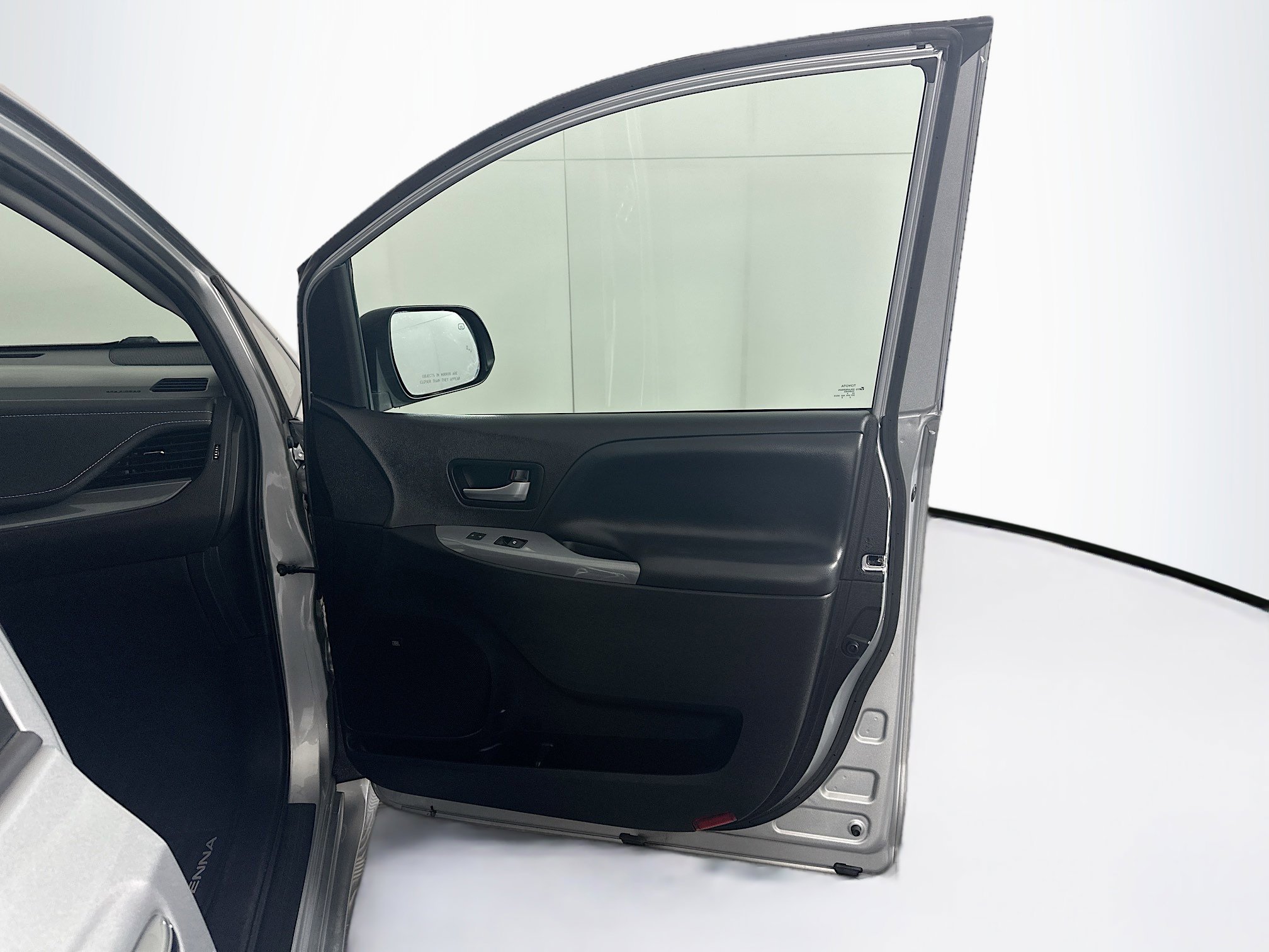 Used 2020 Toyota Sienna SE w/ SE Preferred Package image 34
