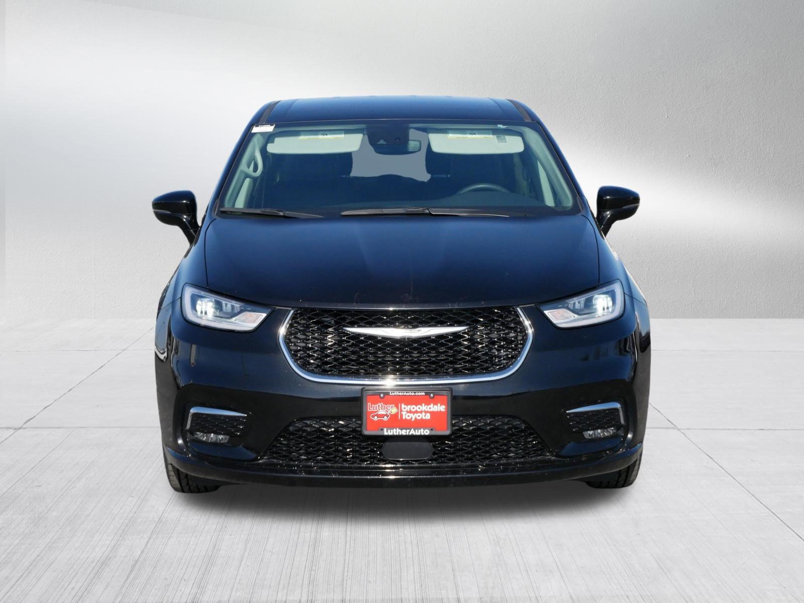 Used 2024 Chrysler Pacifica Touring-L image 2