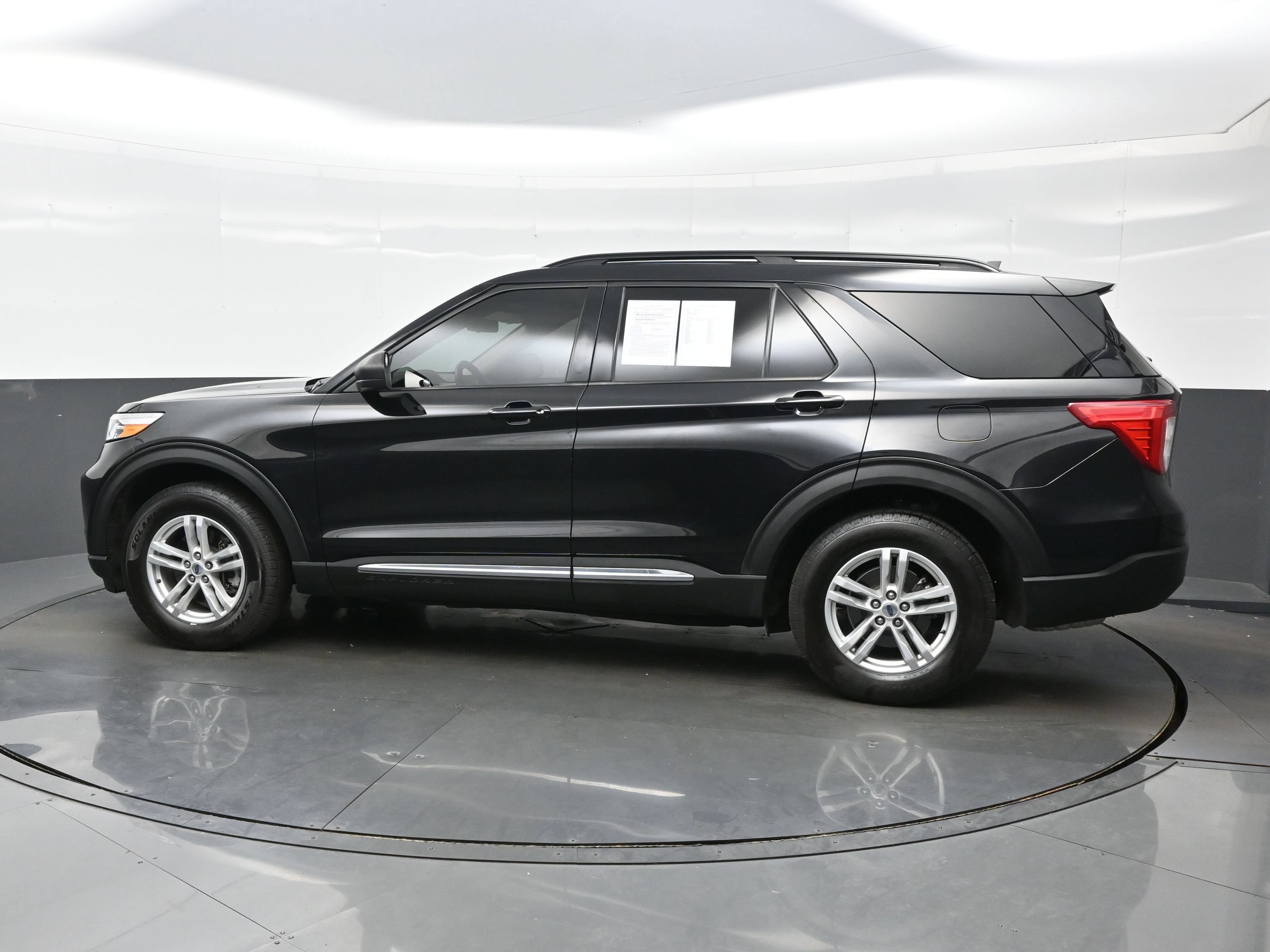 Used 2021 Ford Explorer XLT w/ Class III Trailer Tow Package AWD/4WD image 3