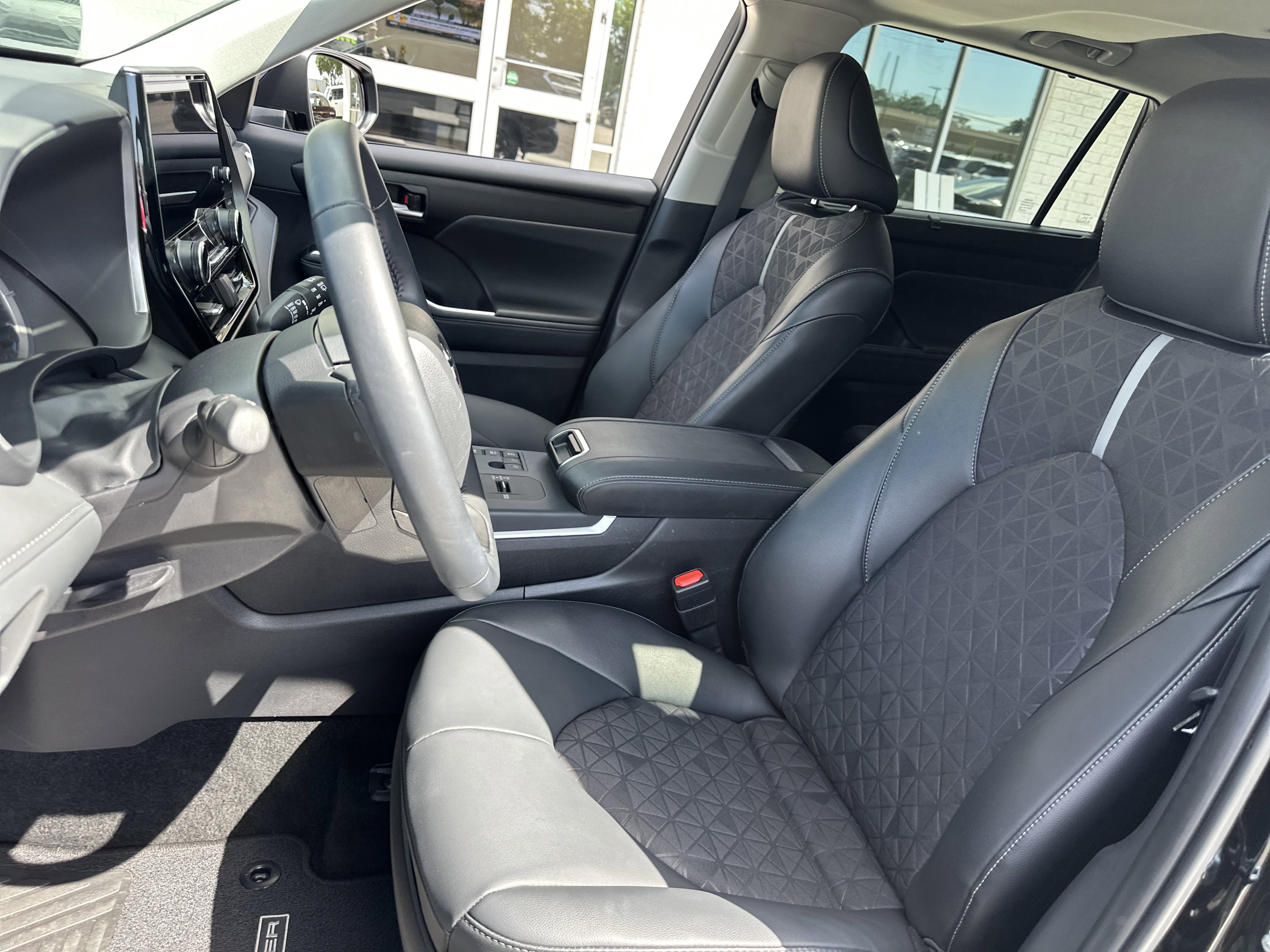 Used 2025 Toyota Highlander XLE AWD/4WD image 10