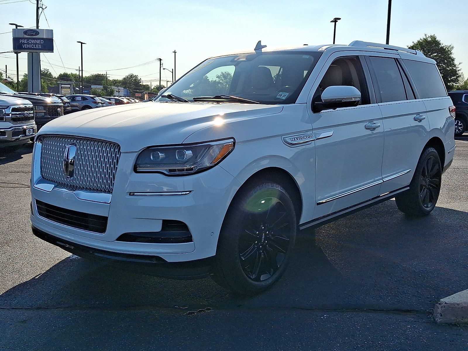 Used 2022 Lincoln Navigator Reserve w/ Monochromatic Package AWD/4WD image 3