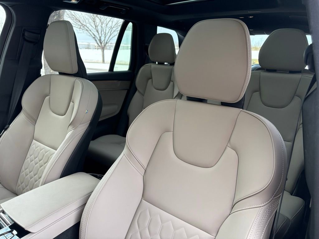 Used 2025 Volvo XC90 B6 Plus image 25
