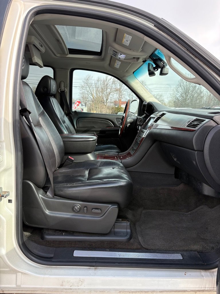Used 2007 Cadillac Escalade LUXURY w/ Information Package AWD/4WD image 11