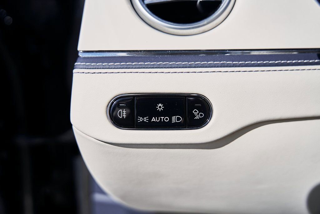 Used 2024 Bentley Flying Spur V8 image 52