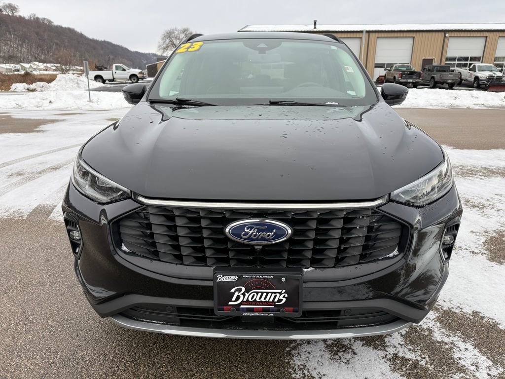 Used 2023 Ford Escape Platinum image 2