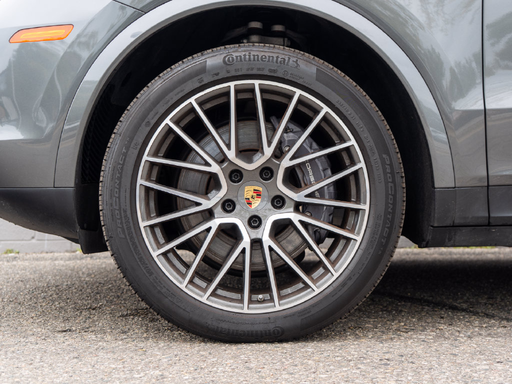 Used 2023 Porsche Cayenne AWD/4WD image 12