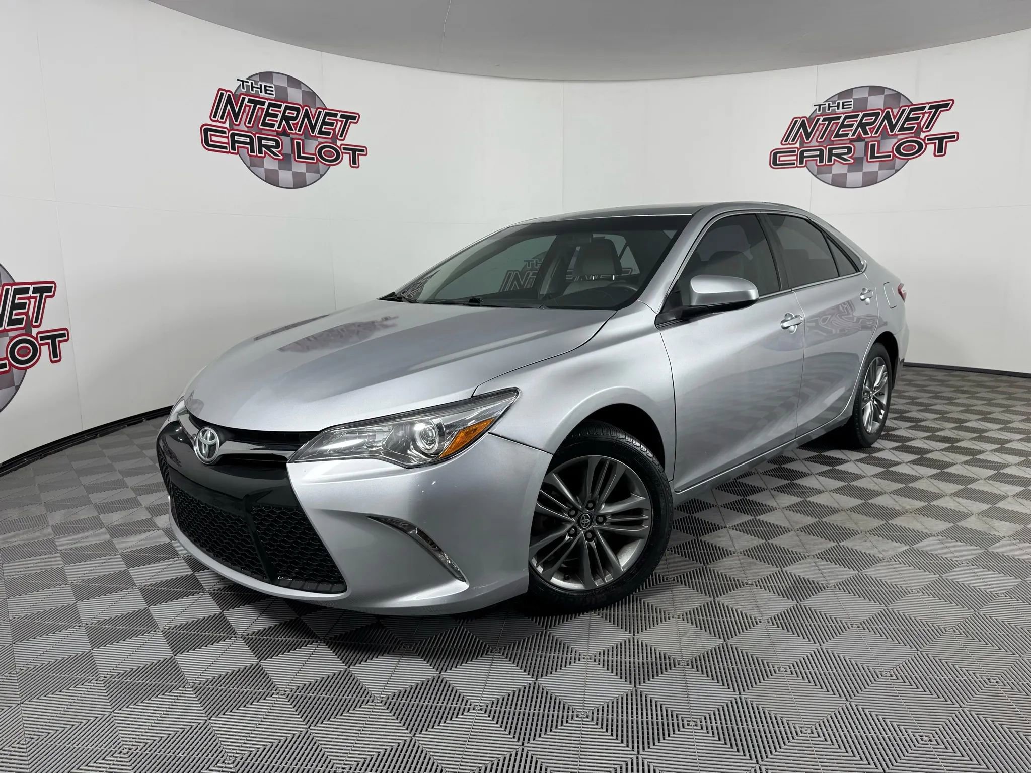 Used 2017 Toyota Camry SE image 1
