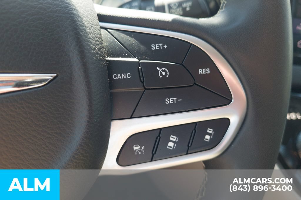 Used 2024 Chrysler Pacifica Touring-L FWD image 12