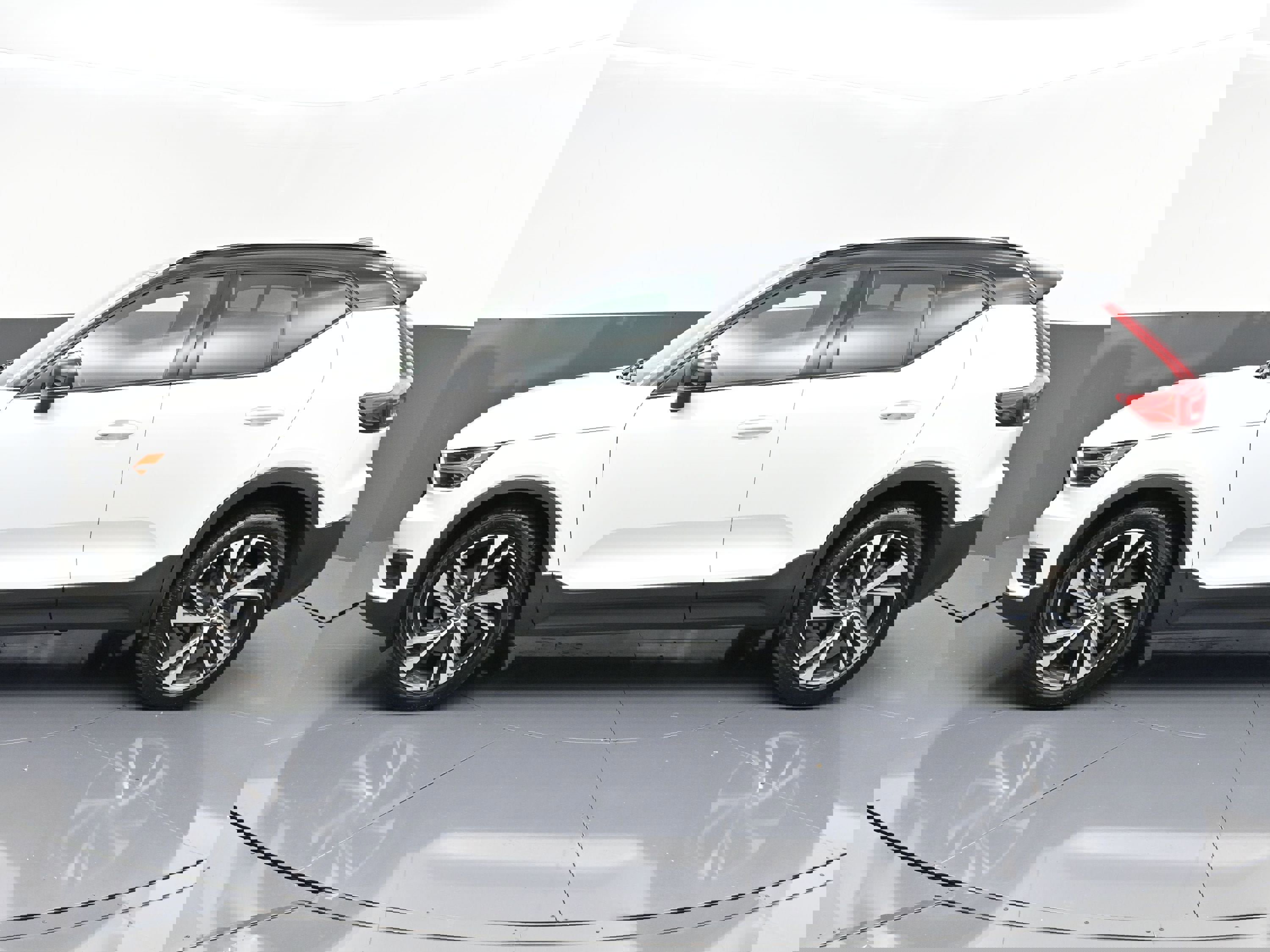 Used 2022 Volvo XC40 T5 R-Design image 4